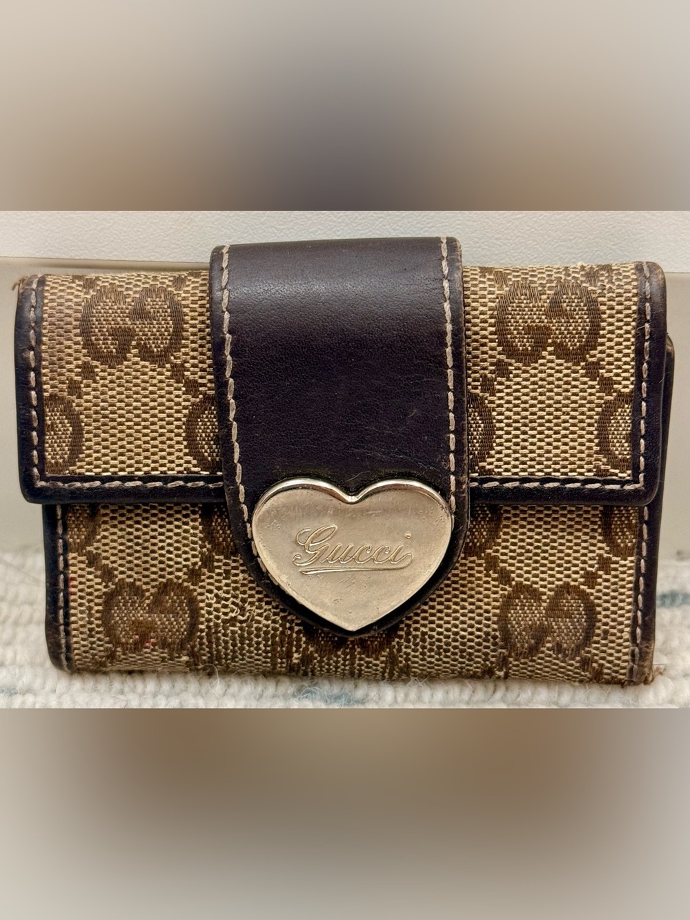 GUCCI Vintage Y2K Iconic Brown GG Monogram Canvas Leather Heart Key Case